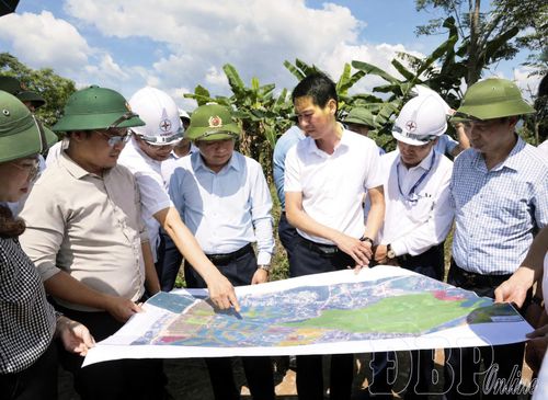 Phó Chủ tịch UBND tỉnh Nguyễn Minh Phú kiểm tra các dự án ngoài ngân sách trên địa bàn.