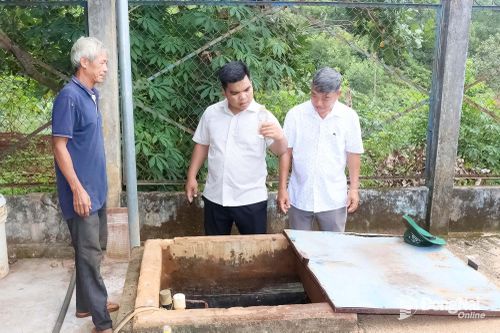 Cán bộ thôn Bù Lư và xã Bù Gia Mập kiểm tra nguồn nước sau khi đã lọc qua hệ thống.