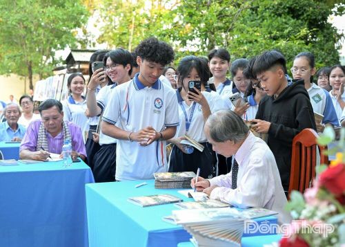 Học sinh hào hứng tham gia hoạt động giới thiệu sách tại Thư viện tỉnh, hình thành thói quen đọc từ sớm.