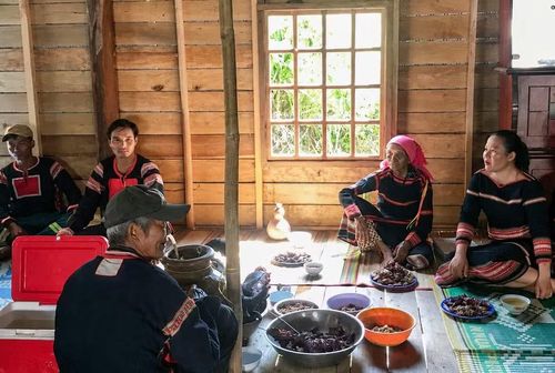 Không gian nhà dài Jrai ấm cúng - nơi gia đình và người dân trong buôn làng quây quần bên ghè rượu cần, tham gia vào nghi lễ tạ ơn thiêng liêng. Ảnh: M.C