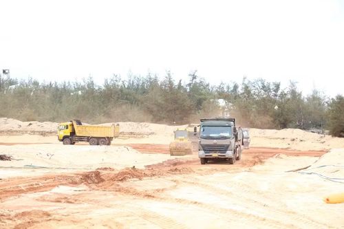 Chủ đầu tư Dự án đầu tư xây dựng và kinh doanh kết cấu hạ tầng Khu công nghiệp Phù Mỹ huy động máy móc san ủi mặt bằng để thi công các hạng mục, công trình. Ảnh: T.S