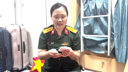 Trung tá, bác sĩ Vũ Thu Thủy - công tác tại Bệnh viện Trung ương Quân đội 108 (người mặc quân phục) kể câu chuyện về chiếc ổ cứng đặc biệt. Ảnh: Mỹ Hà