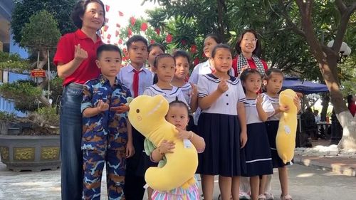 Các em học sinh ở đảo Đá Tây A. Ảnh: Mỹ Hà