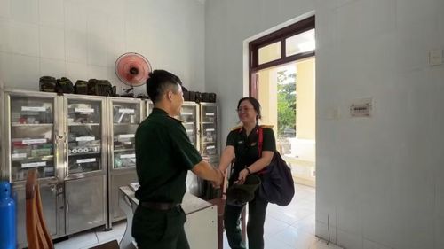 Trung tá, bác sĩ Vũ Thu Thủy gặp và trao ổ cứng chứa hình ảnh "mẹ tròn con vuông" cho Trung tá Nguyễn Xuân Quýnh (công tác tại đảo Song Tử Tây). Ảnh: Mỹ Hà