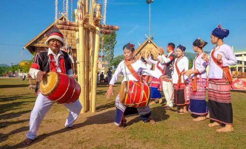  Nghệ nhân Nguyễn Chí Linh (bìa trái) và Nghệ nhân Ưu tú Nguyễn Thị Ngọc Hương (thứ hai từ trái sang) là đôi bạn diễn “ăn ý” khi trình diễn trống kơ-toang. Ảnh: Ngọc Nhuận 
