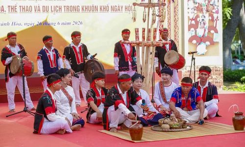  Đoàn nghệ nhân Chăm H’roi xã Vân Canh (tỉnh Gia Lai) tái hiện lễ cúng thần làng tại phần thi văn hóa trong Ngày hội Văn hóa dân tộc Chăm lần thứ VI. Ảnh: Thùy Giang 