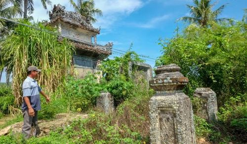 Ông Nguyễn Hữu Thục kể lại ký ức về ngôi đình An Lương khi còn nguyên vẹn trước khi bị thiên tai tàn phá. Ảnh: Ngọc Nhuận