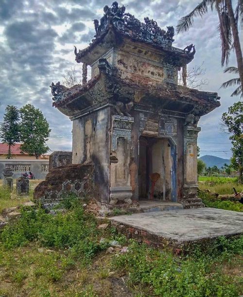 Chính quyền địa phương đã cho phát dọn cây cối xung quanh để bảo tồn hiện trạng dấu tích còn lại của đình An Lương, hướng tới phục hồi lại ngôi đình. Ảnh: ĐVCC