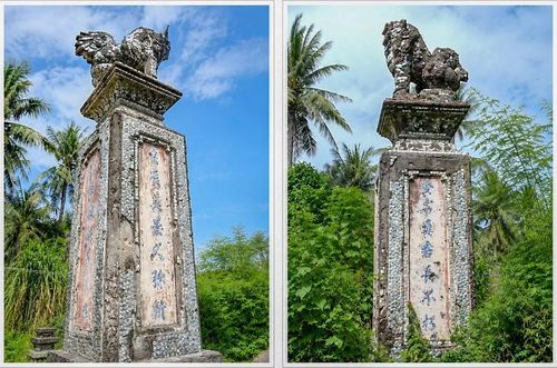 Hai mặt chính của đôi trụ biểu có câu đối chữ Hán: “An thạch điện bàn trường bất hủ/Lương thời mỹ cảnh cửu di tân”. Ảnh: Ngọc Nhuận