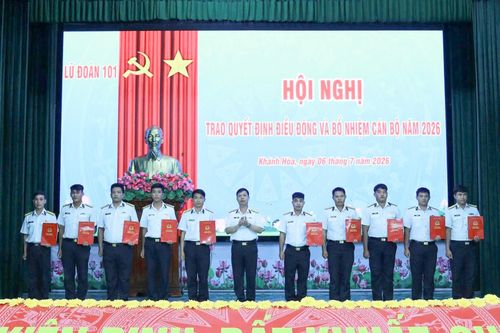 Thủ trưởng lữ đoàn trao các quyết định công tác cán bộ.