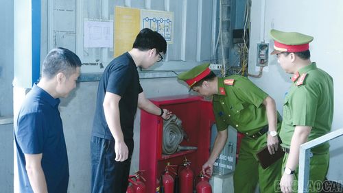 Lực lượng Cảnh sát Phòng cháy, chữa cháy và Cứu nạn, cứu hộ kiểm tra trang thiết bị phòng cháy tại các doanh nghiệp.
