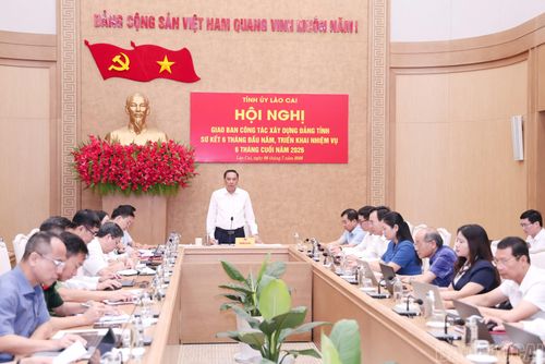 Đồng chí Hoàng Giang - Phó Bí thư Thường trực Tỉnh ủy, Chủ tịch HĐND tỉnh phát biểu kết luận hội nghị.