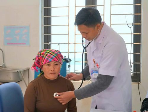 Nhân lực y tế cơ sở thiếu, cần tiếp tục bổ sung.
