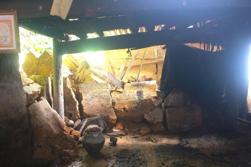 Một hộ dân bị đất đá sạt vào nhà.