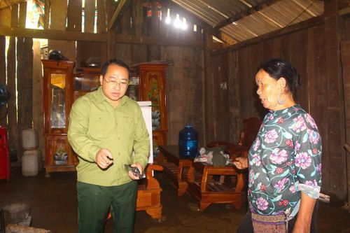 Lãnh đạo xã tuyên truyền người dân các biện pháp đảm bảo an toàn trong mùa mưa lũ.