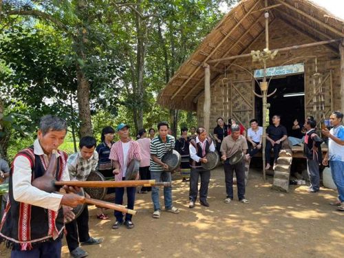 Nhà truyền thống của người M'nông ở thôn Dơng Jri