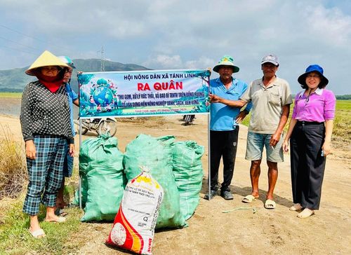 Hội Nông dân xã Tánh Linh ra quân thu gom xử lý rác thải trên đồng ruộng