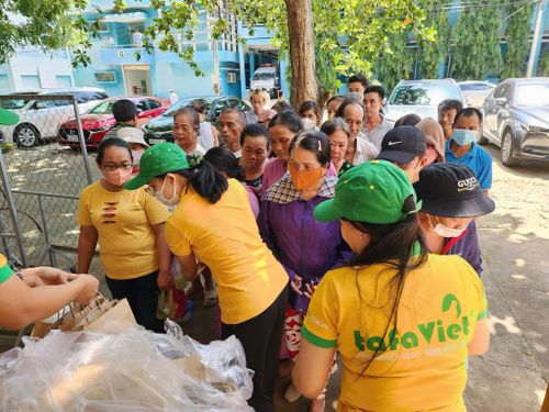 Công ty Tafa Việt phát cơm cho người bệnh