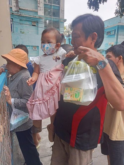 Nhận cơm từ thiện cho người thân
