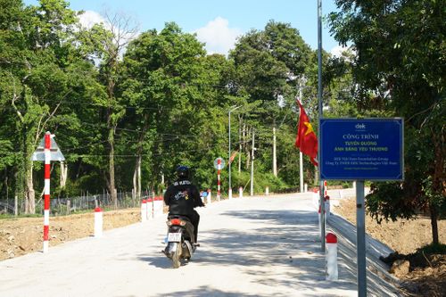 Cầu Bombi và công trình ánh sáng giúp người dân các thôn đồng bào dân tộc ở Mỹ Thạnh 1, Mỹ Thạnh 2 đi lại thuận lợi