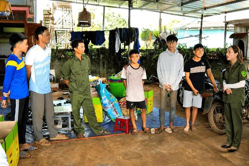 Nữ thành viên Tổ bảo vệ ANTT ở cơ sở xã Quảng Tín cùng các thành viên trong tổ tham gia hòa giải mâu thuẫn, giữ gìn bình yên thôn, bon