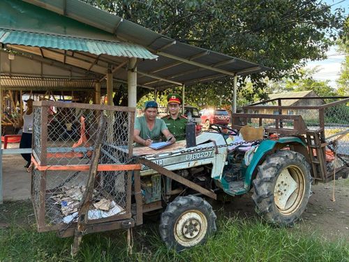 Cán bộ, chiến sĩ công an các địa phương trực tiếp xuống từng thôn, từng hộ gia đình, vào tận những khu rẫy đang thu hoạch để gặp gỡ, trao đổi và hướng dẫn người dân tuân thủ các quy định khi lưu thông trên các tuyến đường
