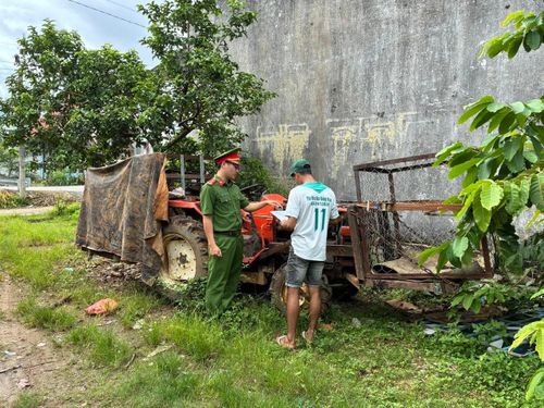 Công an xã Đạ Huoai 3 đến từng nhà tuyên truyền, cho các chủ phương tiện phục vụ sản xuất nông nghiệp ký cam kết thực hiện bảo đảm các biện pháp an toàn khi tham gia giao thông