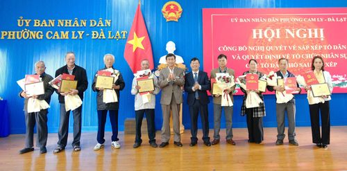 Đồng chí Phạm Kim Quang, Bí thư Đảng ủy, Chủ tịch HĐND phường Cam Ly - Đà Lạt trao tặng quà, hoa và thư cảm ơn đối với người hoạt động không chuyên trách ở tổ dân phố