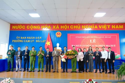 Đại diện lãnh đạo Công an tỉnh Lâm Đồng và phường Cam Ly - Đà Lạt ra mắt Cơ sở cai nghiện ma túy tại gia đình, cộng đồng trên địa bàn