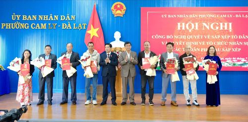 Lãnh đạo phường Cam Ly - Đà Lạt công bố các quyết định chỉ định tổ trưởng tổ dân phố lâm thời
