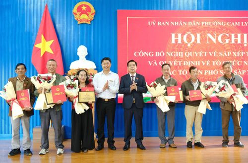 Đại diện lãnh đạo phường Cam Ly - Đà Lạt trao tặng quà, hoa và thư cảm ơn đối với người hoạt động không chuyên trách ở tổ dân phố