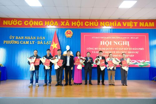 Lãnh đạo phường Cam Ly - Đà Lạt công bố các quyết định chỉ định tổ trưởng tổ dân phố lâm thời