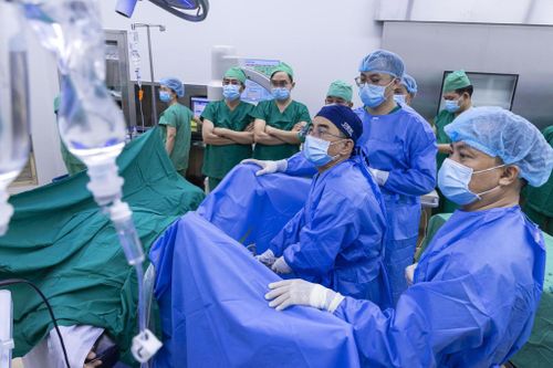 Mổ thị phạm tại Bệnh viện Đa khoa Bình Thuận được truyền hình trực tiếp từ phòng mổ về hội trường Hội nghị Khoa học thường niên lần thứ XXIII của HUNA 2026, Lâm Đồng.