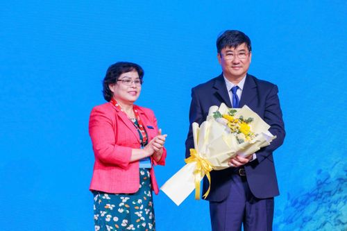 BSCKII Tạ Phương Dung, Phó Chủ tịch HUNA tặng hoa cho BSCKII Lê Huỳnh Phúc, Giám đốc Bệnh viện Đa khoa Bình Thuận