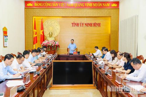 Quang cảnh thảo luận tại tổ số 2.
