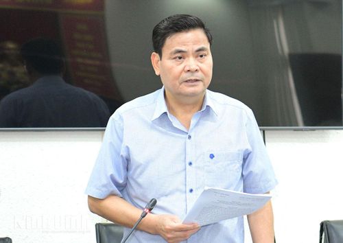 Đồng chí Bùi Thành Đông, Tỉnh ủy viên, Bí thư Đảng ủy phường Hoa Lư phát biểu thảo luận tại tổ số 4.