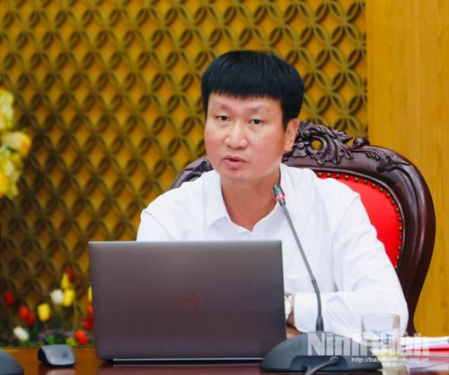Đồng chí Bí thư Tỉnh ủy Trần Huy Tuấn phát biểu thảo luận tại tổ số 1.