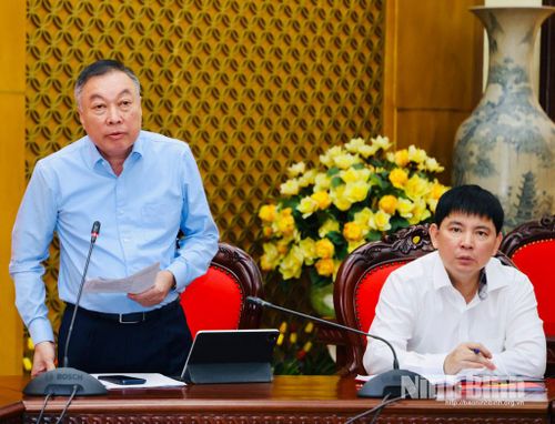 Đồng chí Đinh Văn Tiên, Ủy viên Ban Thường vụ Tỉnh ủy, Giám đốc Sở Nông nghiệp và Môi trường phát biểu thảo luận tại tổ số 1.