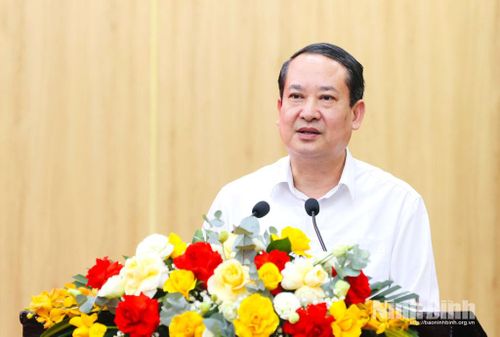 Đồng chí Mai Văn Tuất, Phó Bí thư Tỉnh ủy, Trưởng Đoàn ĐBQH tỉnh phát biểu thảo luận tại tổ số 5.