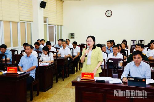 Đồng chí Đinh Thị Lụa, Phó Bí thư Tỉnh ủy, Chủ tịch Ủy ban MTTQ Việt Nam tỉnh phát biểu thảo luận tại tổ số 6.