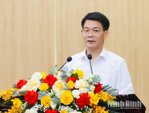 Đồng chí Nguyễn Đức Toàn, Ủy viên Ban Thường vụ Tỉnh ủy, Trưởng Ban Tuyên giáo và Dân vận Tỉnh ủy quán triệt Chỉ thị số 04-CT/TW của Ban Bí thư; Chỉ thị số 05-CT/TW của Bộ Chính trị