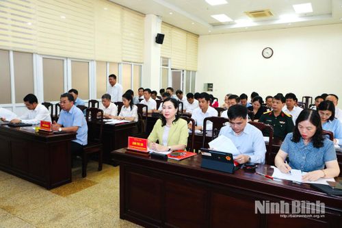 Các đại biểu dự thảo luận tại tổ số 6.