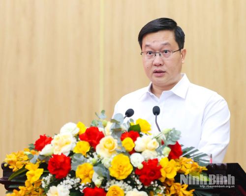 Đồng chí Phó Bí thư Thường trực Tỉnh ủy Trần Đăng Quỳnh trình bày dự thảo Báo cáo tóm tắt kết quả công tác 6 tháng đầu năm; phương hướng, nhiệm vụ trọng tâm 6 tháng cuối năm 2026.