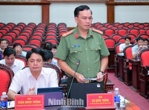 Đồng chí Cù Quốc Thắng, Ủy viên Ban Thường vụ Tỉnh ủy, Giám đốc Công an tỉnh phát biểu thảo luận tại tổ số 3.