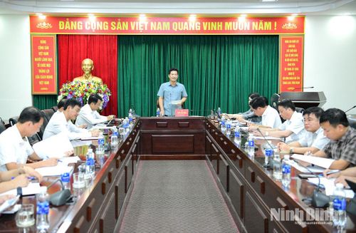 Quang cảnh thảo luận tại tổ số 4.