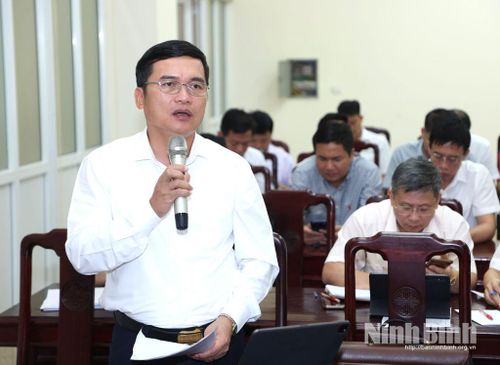 Đồng chí Nguyễn Văn Lượng, Ủy viên Ban Thường vụ Tỉnh ủy, Giám đốc Sở Xây dựng phát biểu thảo luận tại tổ số 6.