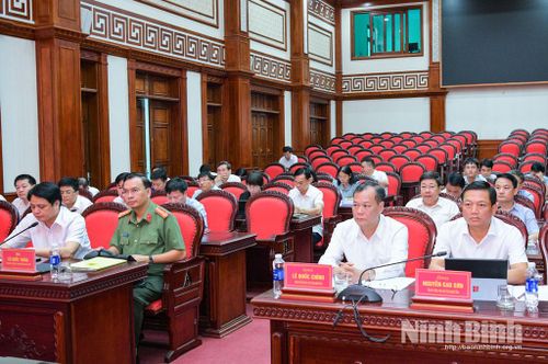 Các đại biểu dự thảo luận tại tổ số 3.