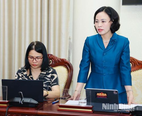 Đồng chí Trần Thị Hồng Thanh, Tỉnh ủy viên, Phó Trưởng Đoàn đại biểu Quốc hội chuyên trách tỉnh Ninh Bình phát biểu thảo luận tại tổ số 2.