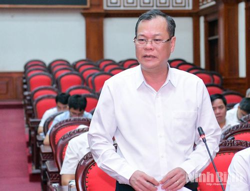 Đồng chí Lê Quốc Chỉnh, Phó Bí thư Tỉnh ủy, Chủ tịch HĐND tỉnh phát biểu thảo luận tại tổ số 3.