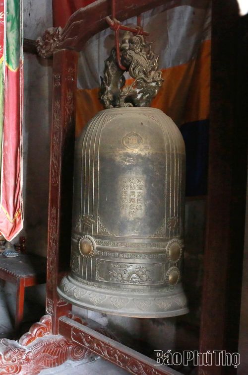 Chuông đồng cổ tại Đình Sông Kênh được sử dụng trong các dịp lễ, ngày rằm, mùng một và những sự kiện tín ngưỡng của địa phương.